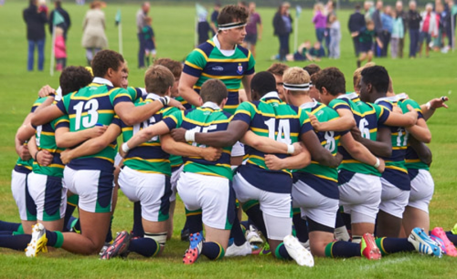 rugby-team-huddle-togetherness